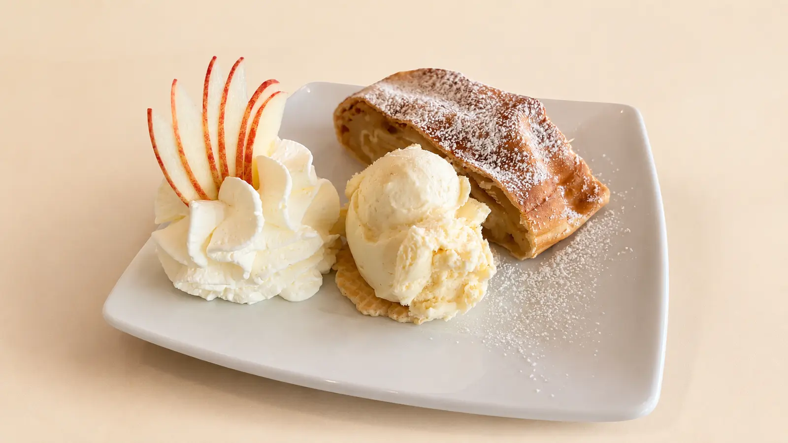Warmer Apfelstrudel mit Vanilleeis und Sahne