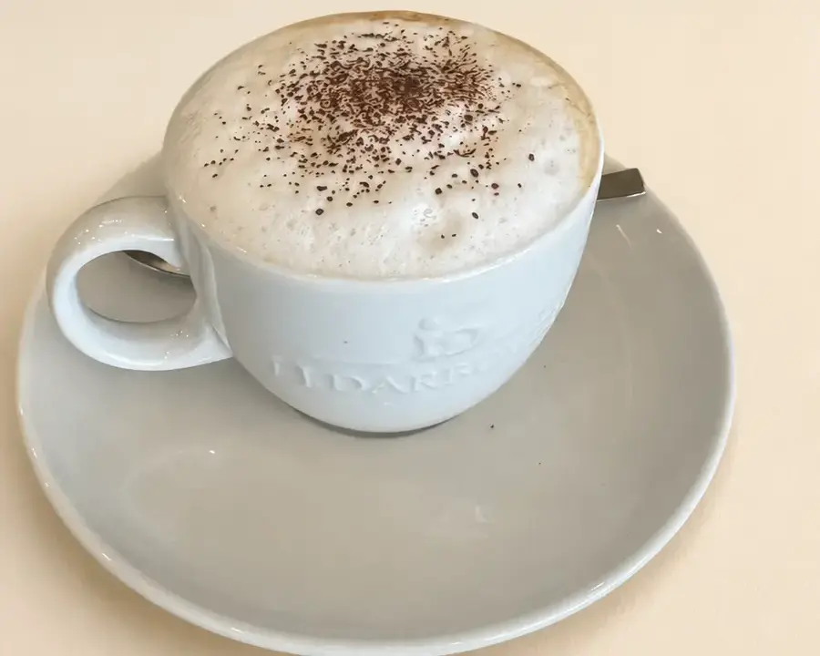 Cappuccino in einer Nahaufnahme auf neutralem Hintergrund