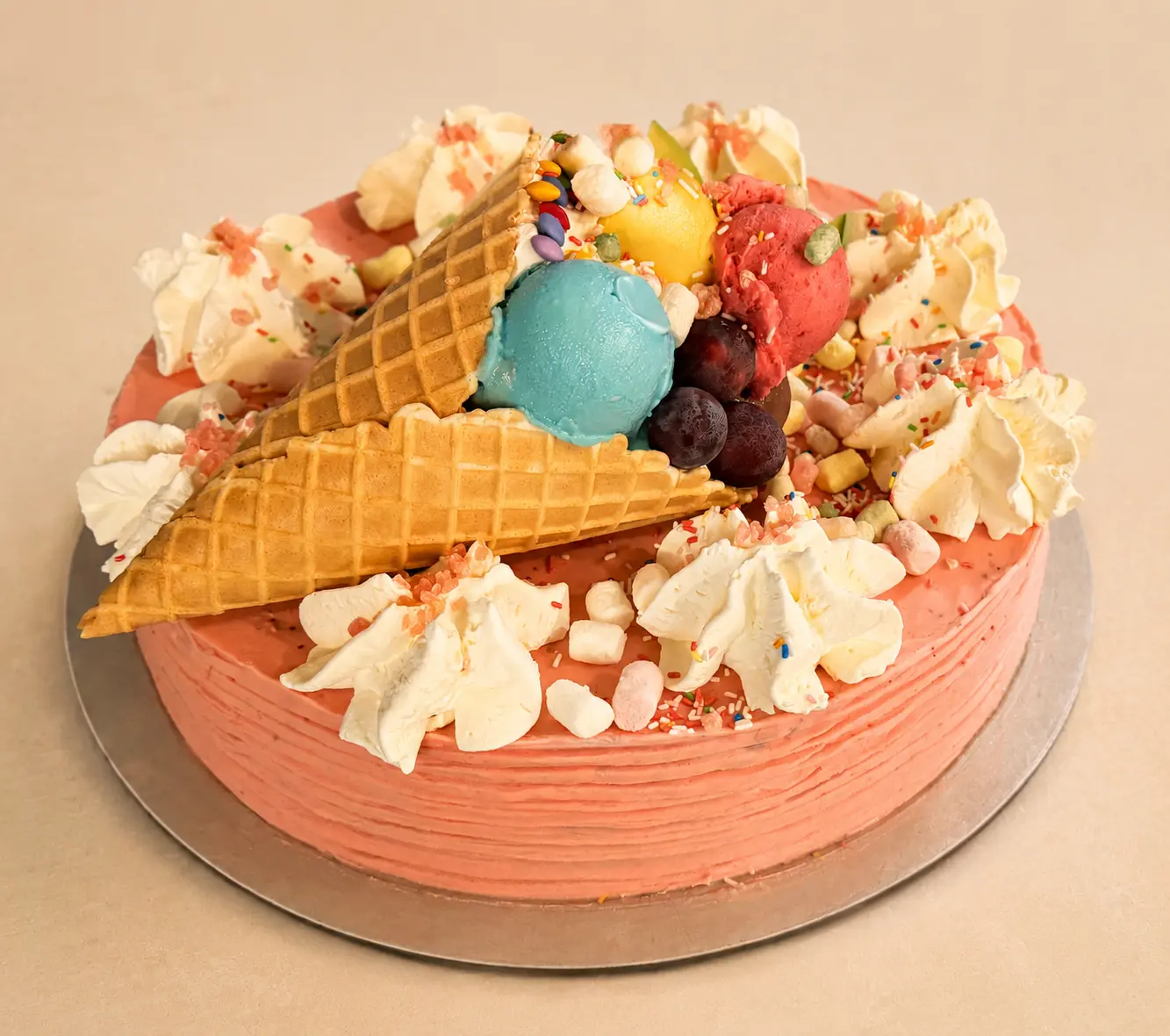 Rosa Eistorte zur Einschulung mit Eiskugeln und Waffeltüten