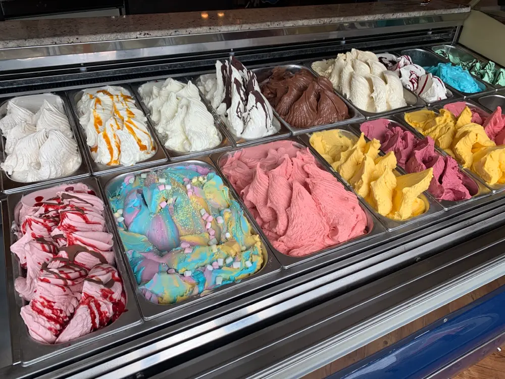 Bunte hausgemachte Eissorten in der Eisbar Rokoko