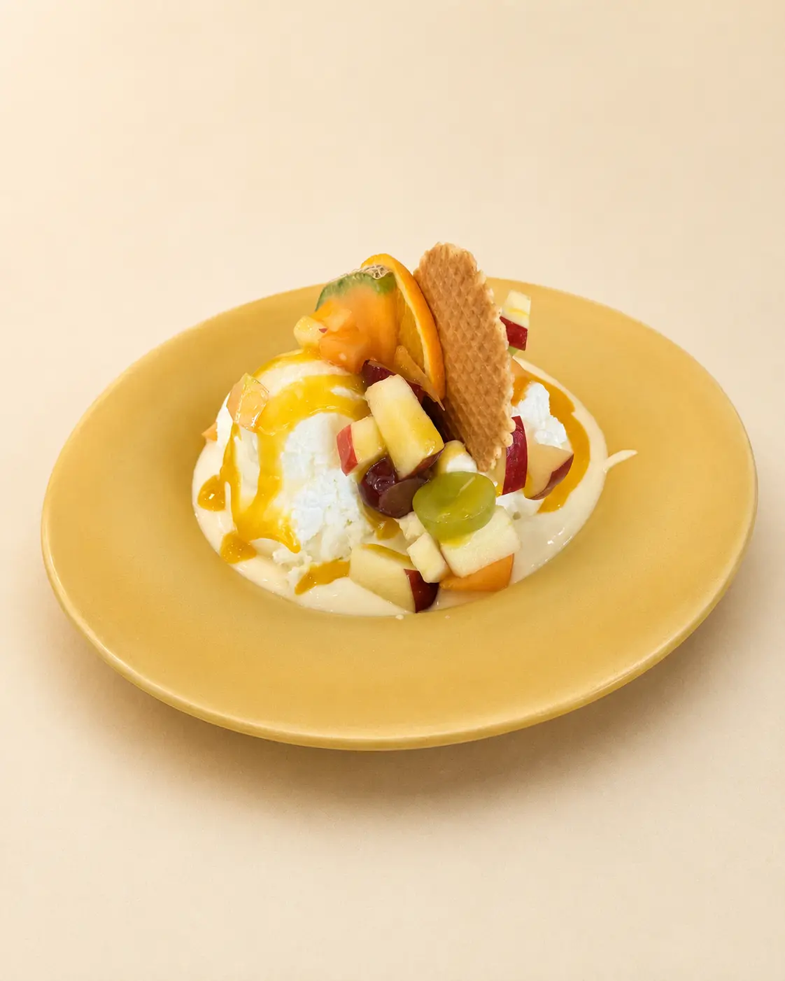 Joghurt-Früchteteller auf neutralem Hintergrund